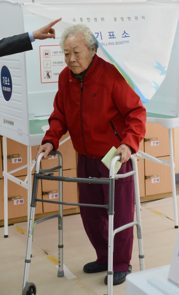 20대 국회의원 선거날 은평구 진관동 제3투표소로 유권자들이 투표를 하고 있다. 안주영 기자jya@seoul.co.kr
