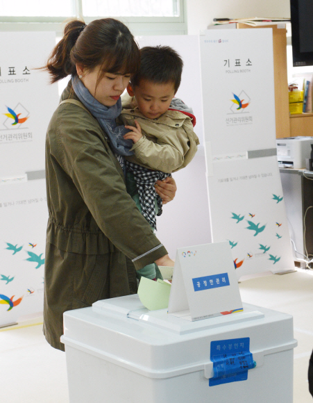 20대 국회의원 선거날 은평구 진관동 제3투표소로 유권자들이 투표를 하고 있다. 안주영 기자jya@seoul.co.kr