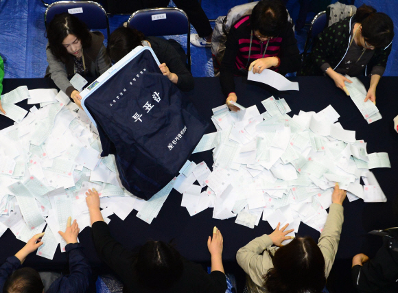 제20대 국회의원 선거가 실시된 13일 서울 영등포구 여의도고등학교에 마련된 영등포구 개표소에서 개표작업이 진행되고 있다. 박윤슬 기자 seul@seoul.co.kr