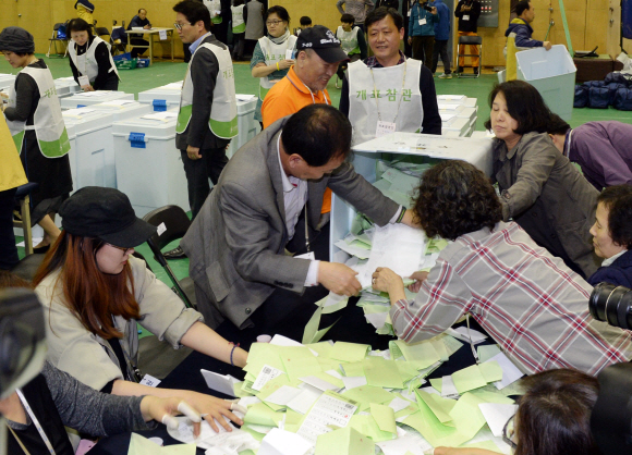 13일 저녁 종로구 청운동 경기상고에 마련된 개표소에서 개표요원들이 투표소에서 이송되어온 투표함을 개함하고 있다.  강성남 선임기자 snk@seoul.co.kr