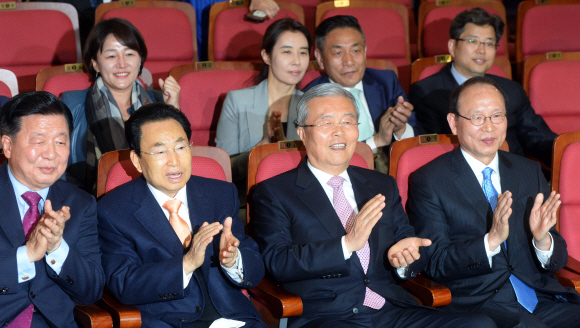 더불어민주당 김종인 비대위 대표가 지도부들과   13일 국회의원회관에서 방송사의 출구조사를 보며 박수를 치고 있다.  2016. 4. 13 정연호 기자 tpgod@seoul.co.kr