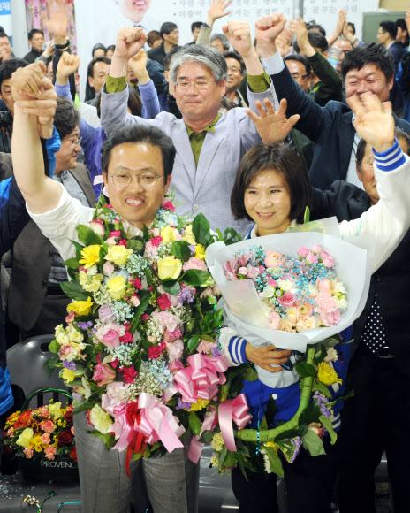 <선택 4.13> 환호하는 송기헌 당선인