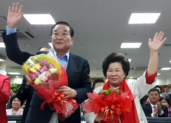 <선택4.13> 당선 축하받는 새누리당 서청원 당선인