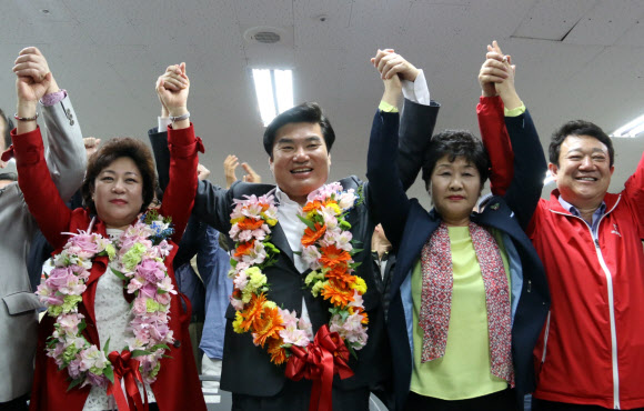 당선 축하 행사하는 원유철 당선인