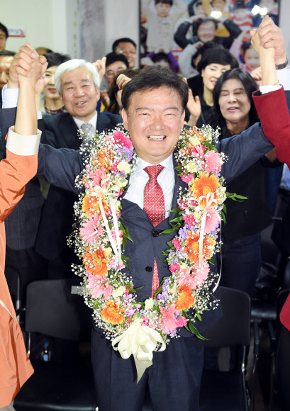 <선택 4.13> 환호하는 민경욱