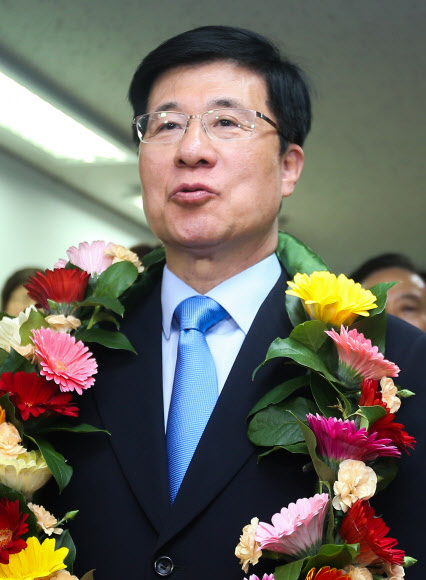 <선택 4.13> 소감 말하는 신경민 후보