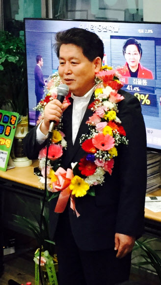 <선택 4.13> 당선 인사하는 김경협