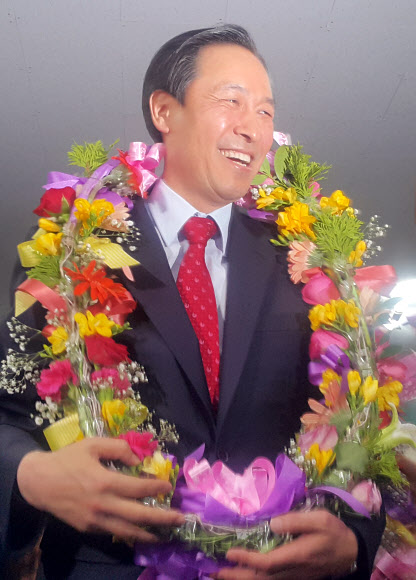 <선택 4.13> 당선 축하받는 우상호