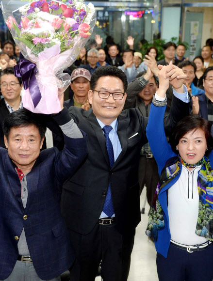 <선택 4.13> 환호하는 송영길