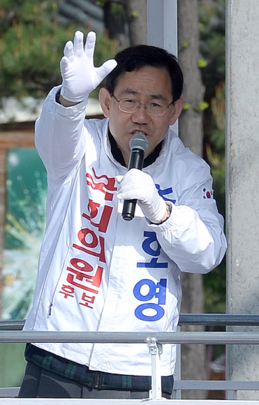 14일 대구 수성구 두산오거리에서 무소속 주호영후보가 당선인사를 하고 있다. 2016.4.14 박지환기자 popocar@seoul.co.kr