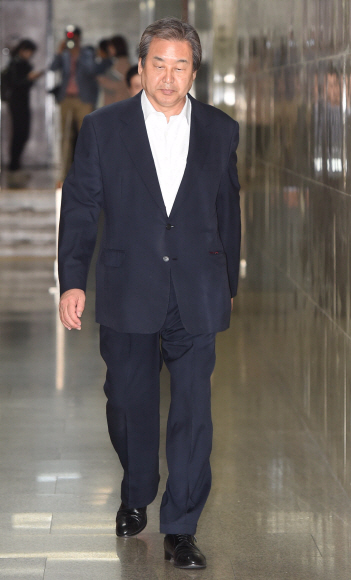 김무성 새누리당 김무성 대표가 14일 오전 국회에서 열린 중앙선대위 해단식에서 사퇴의사를 밝힌뒤 나서고 있다. 2016. 04. 14 정연호 기자 tpgod@seoul.co.kr