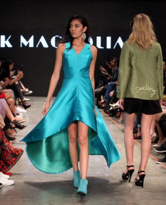 모델들이 13일(현지시간) 멕시코 시티에서 열린 메르세데스 벤츠 패션 위크 가을/겨울 2016 쇼가 진행되는 동안 멕시코 브랜드 ‘Pink Magnolia’ 의 작품을 선보이고 있다.EPA 연합뉴스