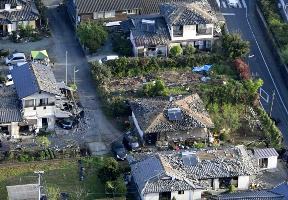 지난 14일 일본 규슈 구마모토현에서 규모 6.5의 지진이 발생해 마시키마치 내 가옥이 파손된 모습. 15일 오전 6시 기준 이번 지진으로 인한 피해는 사망 9명, 부상 765명으로 잠정 집계됐다. 부상자 가운데 53명은 중상이다. AP연합뉴스
