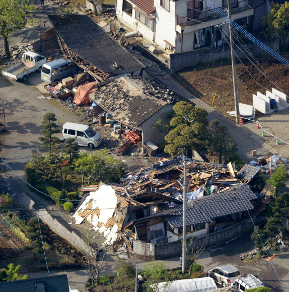 지난 14일 일본 규슈 구마모토현에서 규모 6.5의 지진이 발생해 마시키마치 내 가옥이 파손된 모습. 15일 오전 6시 기준 이번 지진으로 인한 피해는 사망 9명, 부상 765명으로 잠정 집계됐다. 부상자 가운데 53명은 중상이다. AP연합뉴스 
