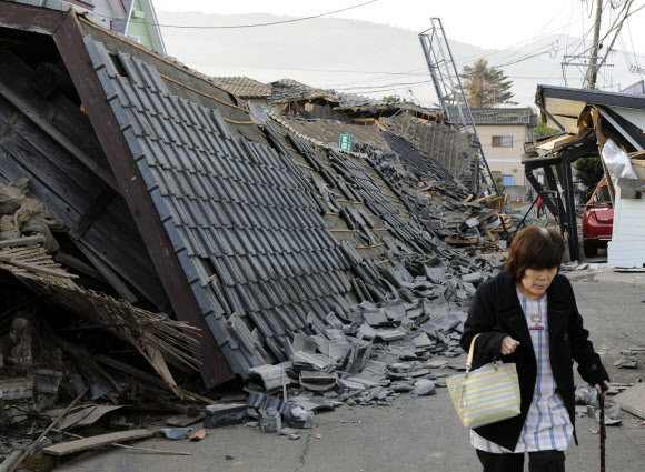 지난 14일 일본 규슈 구마모토현에서 규모 6.5의 지진이 발생해 마시키마치 내 가옥이 파손된 모습. 15일 오전 기준 이번 지진으로 인한 피해는 사망 9명, 부상 950여명으로 잠정 집계됐다. 부상자 가운데 53명은 중상이다. AP연합뉴스
