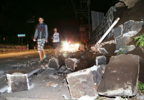 일본 강진…무너진 벽