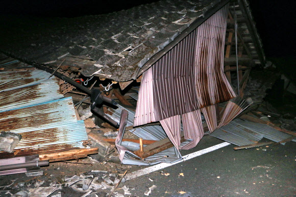 지진에 무너진 주택