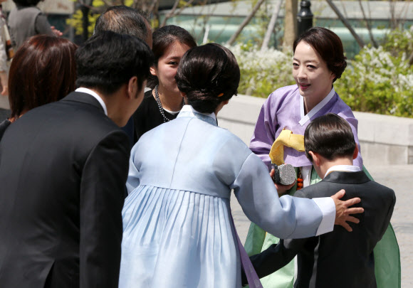 노현정, 정성이 아들 결혼식 참석