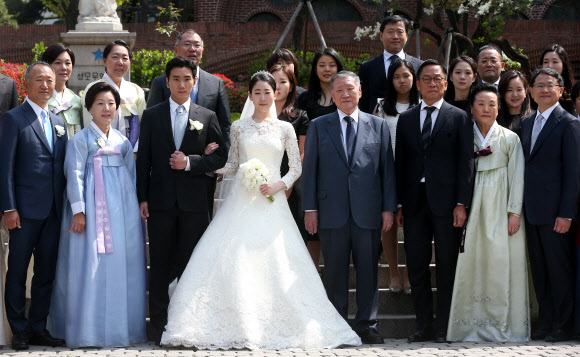 기념촬영하는 정몽구