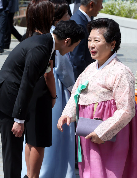 결혼식 참석하는 현정은