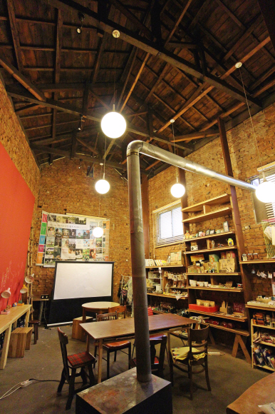 옛 창고를 개조한 요일가게. 지역 생활예술가들의 공동 전시 판매 공간으로 활용되고 있다.