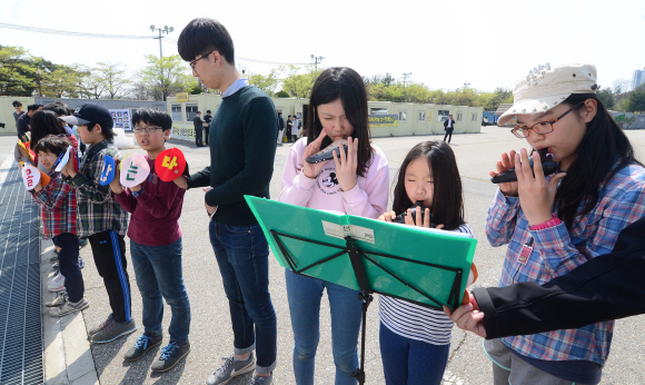 세월호 희생자를 위한 추모곡을 연주하는 광명 볍씨학교 학생들