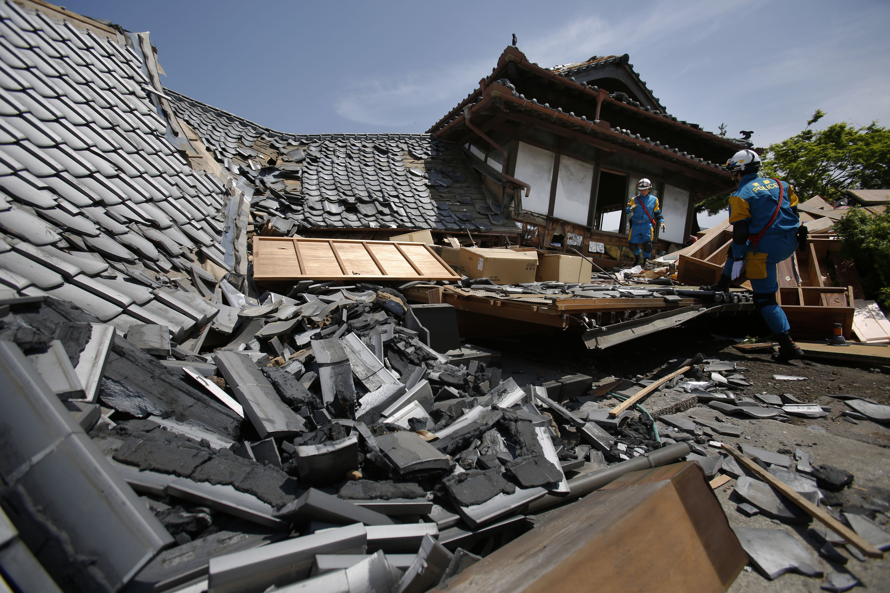 일본 남부 구마모토현 마시키 지역 지진현장에서 경찰이 생존자를 찾고 있다. . (AP Photo/Koji Ueda)