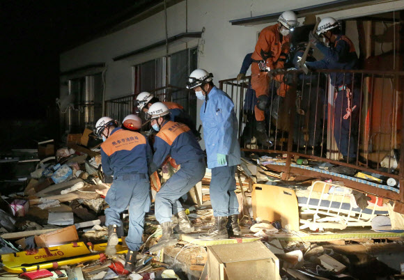 일본 구마모토 지진, 생존자 구하는 모습