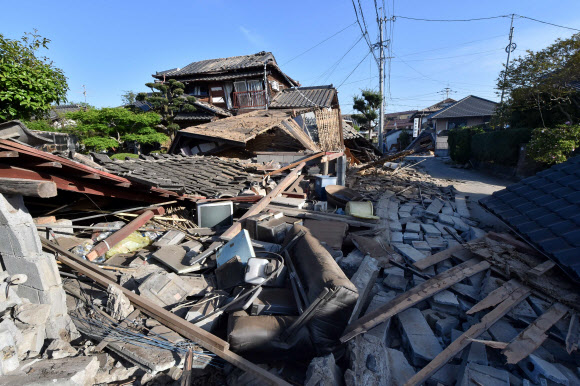 [서울포토] ‘와르르 무너진 집’… 구마모토 지진의 여파