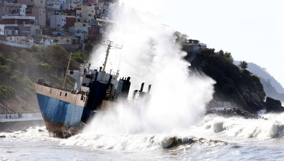 17일 오전 부산 영도구 앞바다에 정박해 있던 자동차 운반선 O호(3천525t)가 강풍과 파도에 밀려 좌초됐다. 높은 파도가 자동차 운반선을 덮치고 있다.  연합뉴스