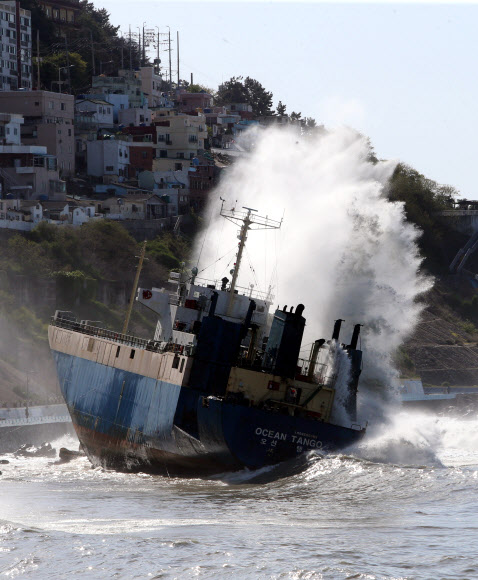 17일 오전 부산 영도구 앞바다에 정박해 있던 자동차 운반선 O호(3천525t)가 강풍과 파도에 밀려 좌초됐다. 높은 파도가 자동차 운반선을 덮치고 있다.  연합뉴스