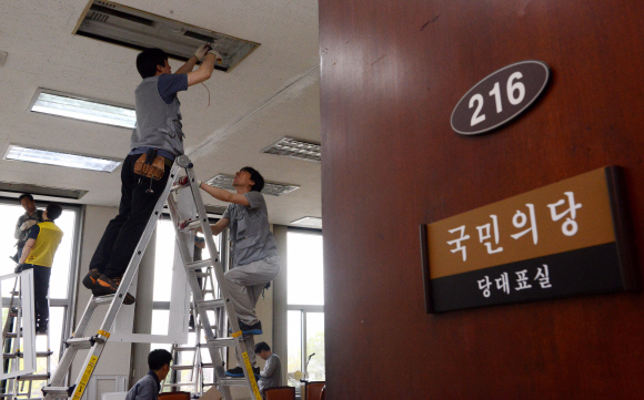 17일 국회에서 직원들이 국민의당 당대표 및 원내대표 사무실의 공사를 하고 있다. 국민의 당은 이번 20대 국회의원 총선에서 38석을 얻어 제3의 교섭단체 구성에 성공했다. 이종원 선임기자 jongwon@seoul.co.kr