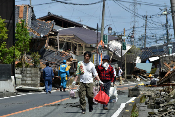 구마모토 연쇄지진 41명 사망, 18만명 피난