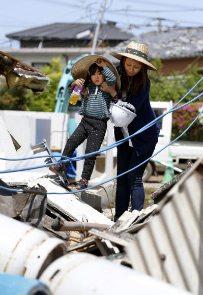 지진으로 파손된 할아버지 집 찾아가는 모녀