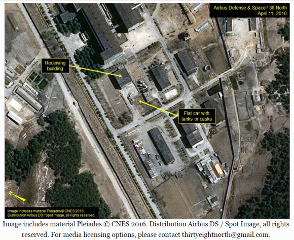 미국의 북한 전문 매체 ‘38노스’가 지난 13일(현지시간) 공개한 북한 풍계리 핵실험장 북쪽 갱도 입구 부근 모습. 오른쪽 아래 노란 화살표가 가리키는 부분이 화물이 실린 무개화차다. 에어버스 디펜스 앤드 스페이스·38노스 공동 제공