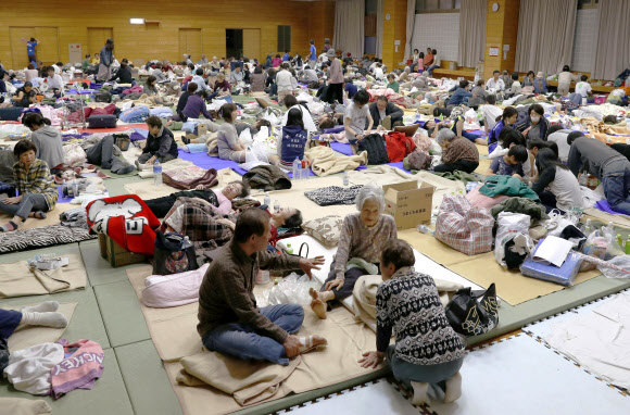 16일 일본 구마모토현 마시키에 마련된 피난소에서 지진 피난민들이 차분하게 앉아 이야기를 나누고 있다. 마시키는 지난 14~16일 지진 발생 당시 가장 큰 피해를 입은 지역이다. 마시키 AP 연합뉴스