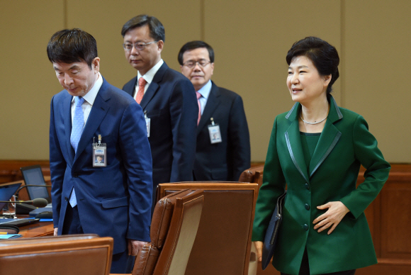 박근혜 대통령이 18일 청와대에서 수석비서관 회의를 주재하기 위해 회의장에 들어서고 있다. 2016. 04. 18 안주영 기자 jya@seoul.co.kr