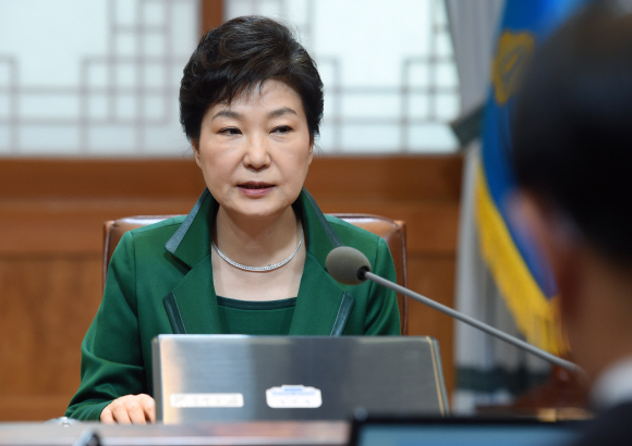 박근혜 대통령이 18일 청와대에서 수석비서관 회의를 주재하고 있다. 2016. 04. 18 안주영 기자 jya@seoul.co.kr