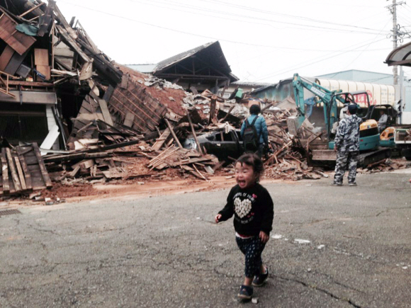 일본 지진 현장에서 홀로 있는 아이