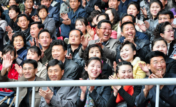 만경대상국제마라톤 보러온 북한주민