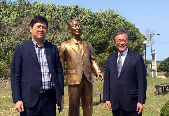 18일 전남 신안군 하의도의 고 김대중 전 대통령 생가를 찾은 더불어민주당 문재인(오른쪽) 전 대표와 김 전 대통령의 삼남 홍걸씨가 김 전 대통령의 동상 앞에서 기념사진을 찍고 있다. 신안 연합뉴스