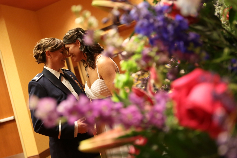 미국 공군의 던 태너 대위와 다나 매카운 예비역 중위의 2013년 결혼식 사진. 당시 법 개정으로 미군에 복무하는 군인과 동성 배우자도 이성 부부와 마찬가지로 법적 혜택을 받을 수 있게 됐다. 미 공군 제공