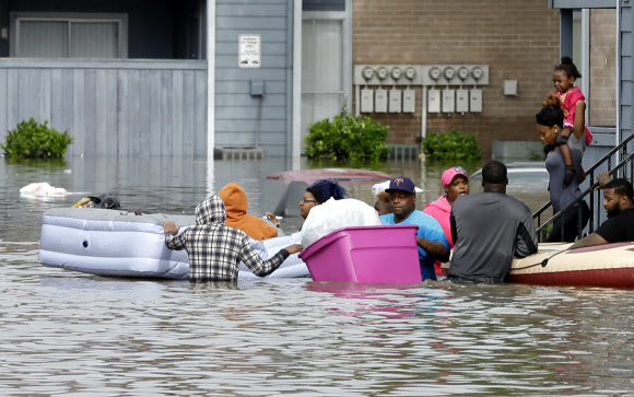 18일(현지시간) 미국 CNN 방송, 일간지 휴스턴 크로니클 등에 따르면, 휴스턴과 해리스 카운티 일대에 18일 자정부터 시간당 50∼100㎜의 강수량을 비롯해 강풍과 함께 최대 508㎜ 넘는 기록적인 폭우가 내린 탓에 도시가 물에 잠겼다. AP 연합뉴스