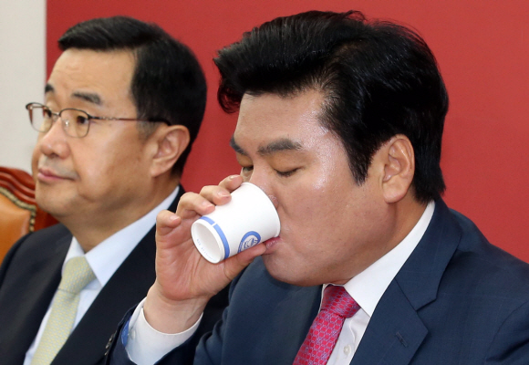 새누리당 원유철 원내대표가 19일 국회에서 열린 원내대표단회의 도중 물을 마시고 있다.  이종원 선임기자 jongwon@seoul.co.kr
