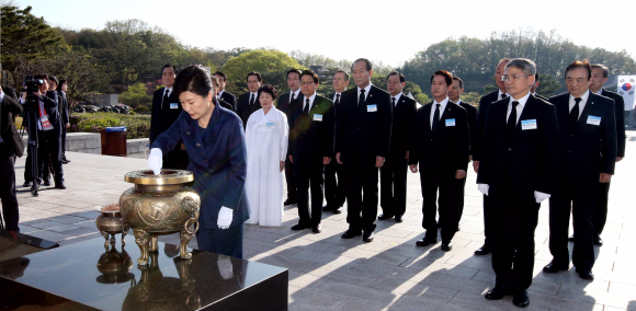 박근혜 대통령이 제56주년 4·19혁명 기념일인 19일 오전 서울 강북구 수유동 국립 4·19 민주묘지를 방문, 기념탑에 분향하고 있다. 안주영 기자 jya@seoul.co.kr