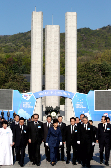 박근혜 대통령이 제56주년 4·19혁명 기념일인 19일 오전 서울 강북구 수유동 국립 4·19 민주묘지를 방문, 헌화를 마치고 이동하고 있다. 안주영 기자 jya@seoul.co.kr