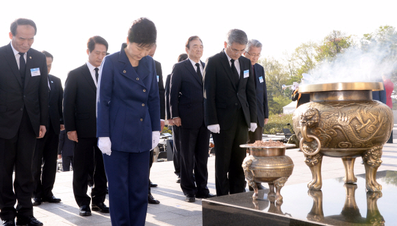 박근혜 대통령이 19일 오전 서울 강북구 수유동 4.19민주묘지를 방문해 분향 후 묵념을 하고 있다. 안주영 기자 jya@seoul.co.kr
