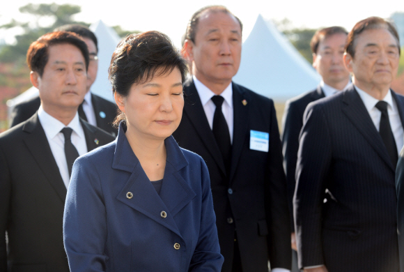 박근혜 대통령이 19일 오전 서울 강북구 수유동 4.19민주묘지를 방문해 참배 하고 있다. 안주영 기자 jya@seoul.co.kr