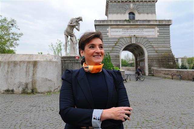 마리아 조반나 화디가 메르쿠리 전 주한이탈리아 대사 부인은 “한지는 한지만의 독특한 우수성을 분명히 갖고 있다”며 “한지가 유럽의 도서복원에 사용된다면 참으로 의미 있는 일”이라고 말했다.