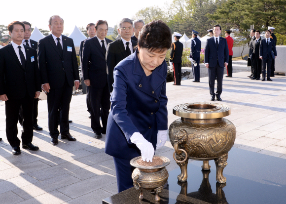 4.19민주묘지를 방문한 박근혜 대통령